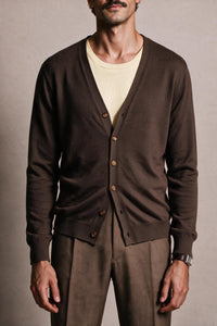 Color: Marrone