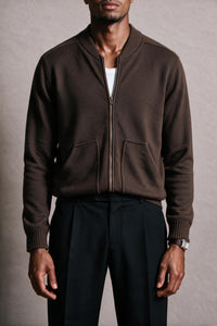 Color: Marrone