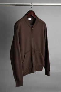 Color: Marrone