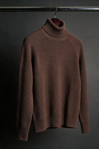 Color: Marrone