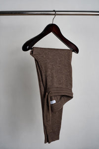 Color: Marrone