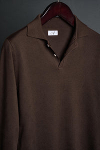 Color: Marrone