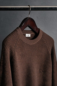 Color: Marrone