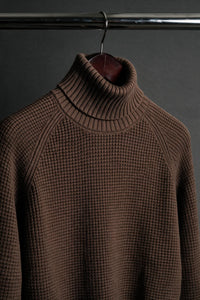 Color: Marrone