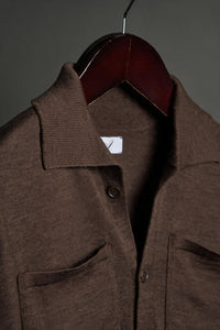 Color: Marrone