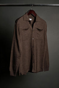 Color: Marrone