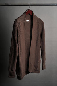 Color: Marrone