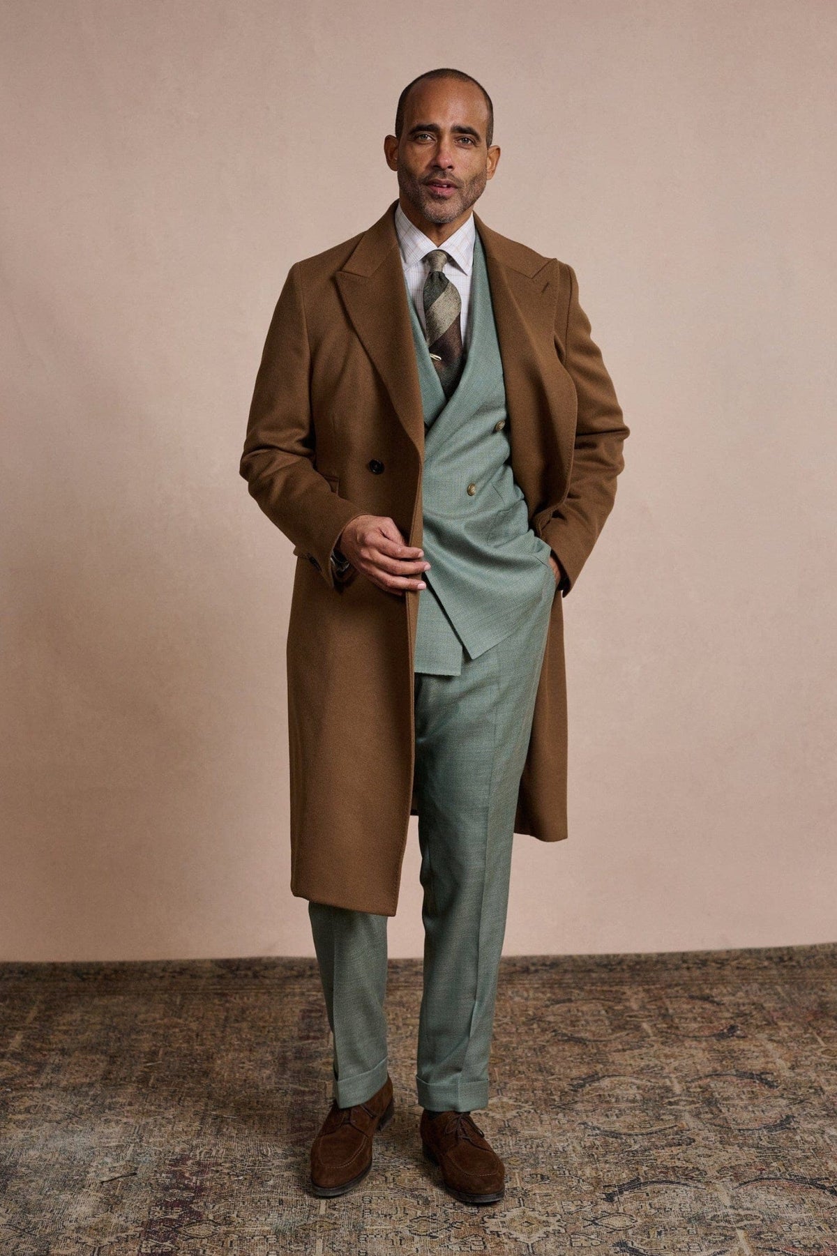 Custom pure cashmere overcoat | Indulge in luxurious warmth and classic elegance Chestnut - Articles of Style by Dan Trepanier Custom pure cashmere overcoat | Indulge in luxurious warmth and classic elegance Chestnut - Articles of Style by Dan Trepanier